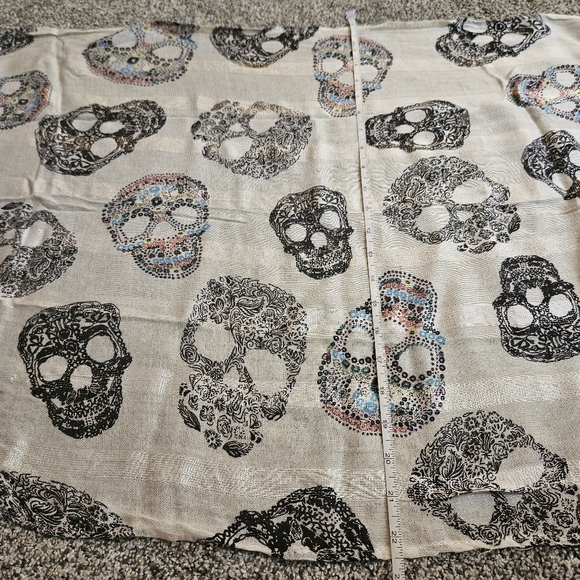 Scarf with Skulls - Picture 14 of 15